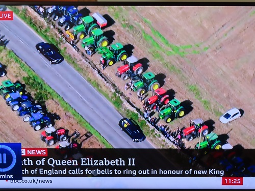Scottish farmers pay tribute to Queen's coffin.jpg